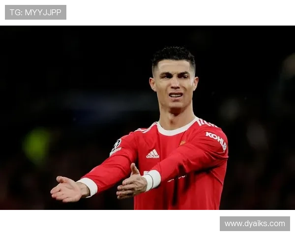 马竞4-1领先球迷看台上悠闲做三明治 马竞4-1领先球迷看台上悠闲做三明治